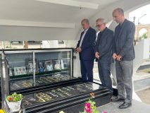 حضور رئیس فدراسیون فوتبال بر سر مزار قایقران و دیدار با حمید غفاری